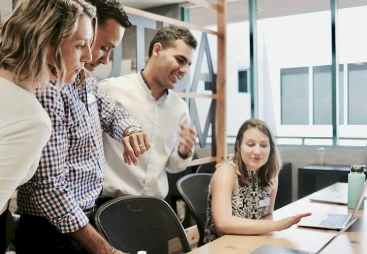 parcelLab Unveils pL Copilot and AI Email Editor at NRF 2025 to Revolutionize Post-Purchase Experience